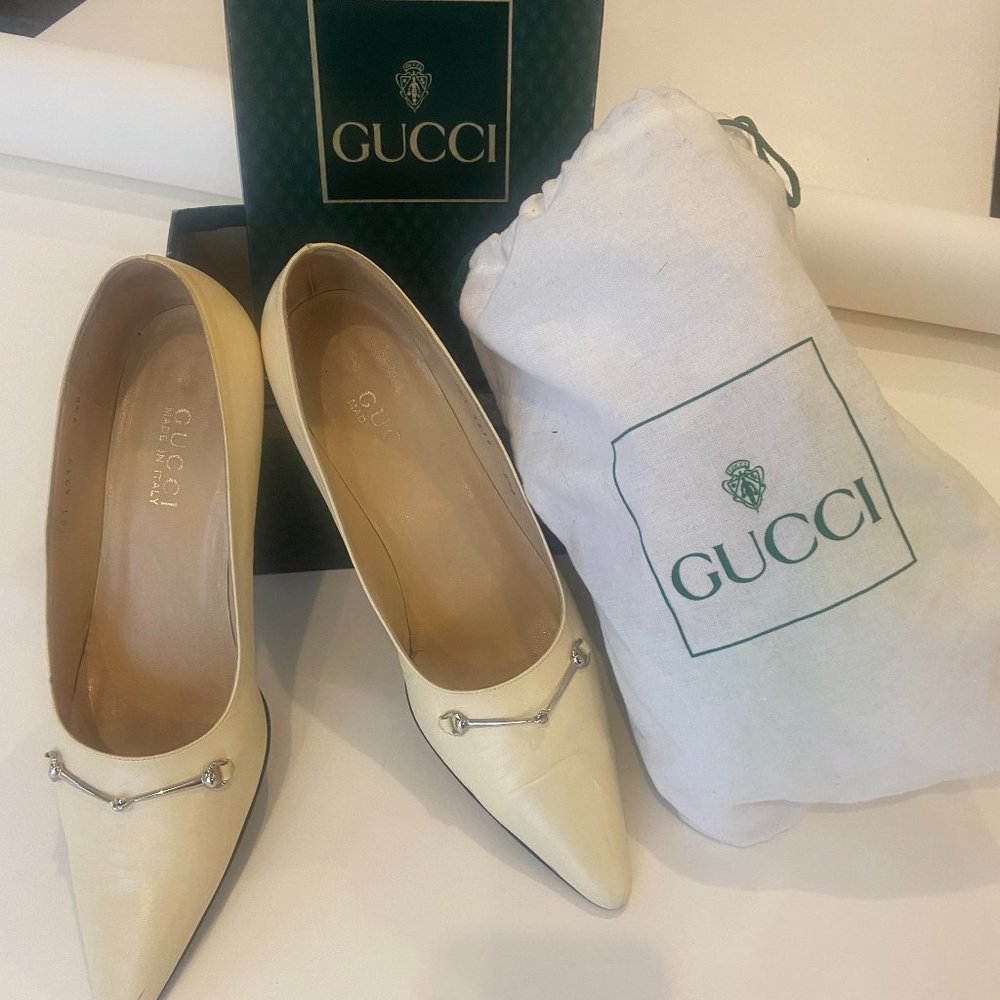 Gucci Vintage Horsebit pumps in ivory. Size 9 1/2